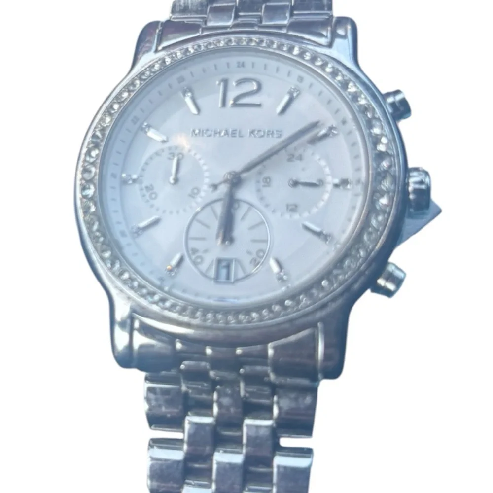 Michael Kors Silver Crystal Accent Stainless Steel Chronograph unisex - Picture 4 of 5